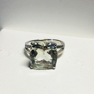 4.5 Carats emerald platinums silver ring Size 7